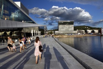 Promenade in Oslo between Opera and Munch Museum, lively in sunny weather, Oslo, Bjøvika, Norway