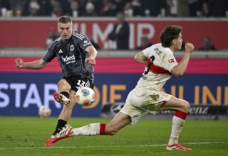 Goal kick Action Goal chance Rasmus Kristensen Eintracht Frankfurt SGE (13) v Ramon Hendriks VfB