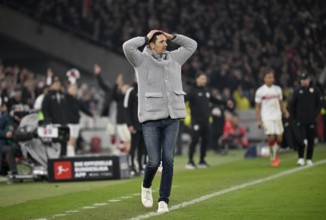 Coach coach Dino Toppmöller Eintracht Frankfurt SBU disappointed on the sidelines gesture MHPArena,