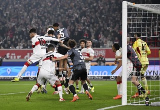 Penalty area scene, goal area scene header duel duel action Aurele Amenda Eintracht Frankfurt SGE