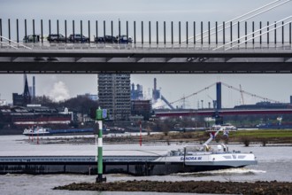 Shipping traffic on the Rhine near Duisburg-Homberg, new A40 motorway, Neuenkamp Rhine bridge,