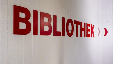 Technical University in Berlin, provisional information sheets and signs at an indoor construction