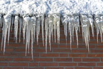 Icicles on a house roof, snow, winter, ice, Sieversen, Samtgemeinde Rosengarten, Lower Saxony,
