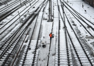 Railway workers between many tracks in winter, train formation in the Vorhalle district,