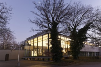 Lehmbruck-Museum, illuminated glass hall, twilight, Duisburg, North Rhine-Westphalia, Germany