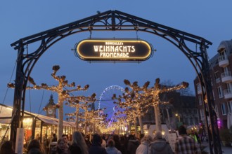 Christmas market in Düsseldorf's old town, Roncalli's Christmas promenade, evening, Düsseldorf,