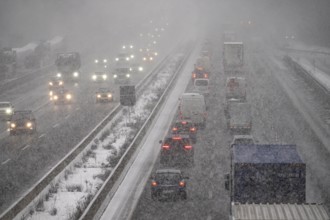 The onset of winter in North Rhine-Westphalia, heavy snowfall, A3 motorway near Hilden, near
