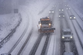 The onset of winter in North Rhine-Westphalia, heavy snowfall, A3 motorway near Hilden, near