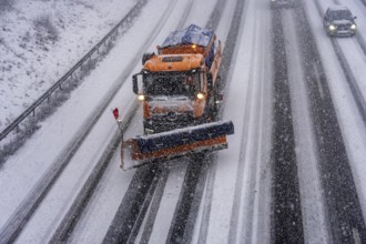 The onset of winter in North Rhine-Westphalia, heavy snowfall, A3 motorway near Hilden, near