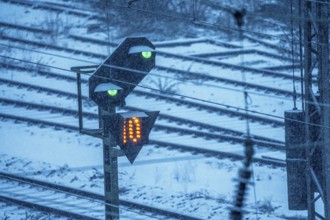 Winter weather, snowfall, signals, on the route east, in front of Essen main station, regional