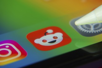 16 Nov 2025- Dhaka, Bangladesh: Stylus touching the Reddit app icon on a smartphone screen