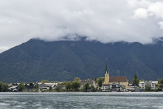 View from the Point peninsula of the district of Egern, parish church of St. Lawrence, behind