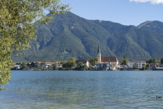 View from Point of the village with the parish church of St. Lawrence, behind Wallberg,