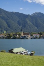 View from Point of the village with the parish church of St. Lawrence, behind Wallberg,