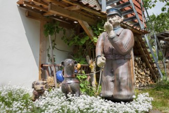 A man with dogs as a ceramic figure stands in front of the Keramik.um, an exhibition house