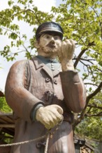 A man with dogs as a ceramic figure stands in front of the Keramik.um, an exhibition house
