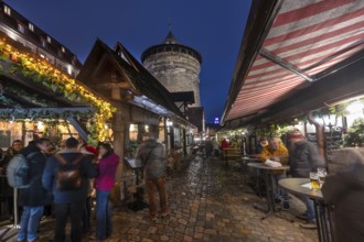 Evening atmosphere in the Handwerkerhof during Advent, the Königstorturm in the back, built around