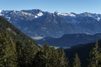 View from the high-altitude hiking trail from Bolsterlanger Horn to Riedberger Horn, snow-capped