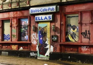 Decaying façade smeared with graffiti, scrap property in a difficult district, Gelsenkirchen, Ruhr
