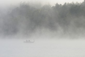 Hennesee, fog, rising clouds of fog, anglers in the boat, Hennetalsperre, Sauerland-Rothaargebirge