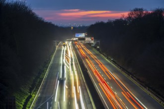 Evening traffic on the A52 motorway, between Düsseldorf and Essen, in front of the Breitscheid