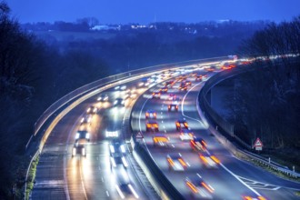 Evening traffic on the A52 motorway, between Düsseldorf and Essen, at the Ruhr Valley Bridge,