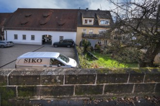 Historic city wall built in the 14th century, old town houses behind, Lauf an der Pegnitz, Middle