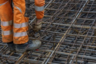 Assembly of reinforcing steel for the reinforced concrete foundation of a wind turbine, a mesh of