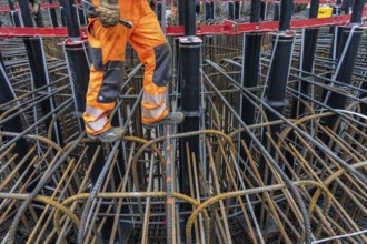 Assembly of reinforcing steel for the reinforced concrete foundation of a wind turbine, a mesh of