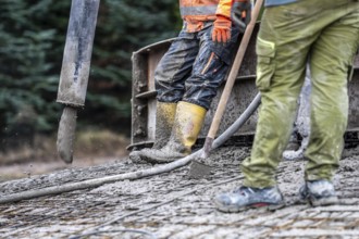 Concreting, concreting the foundation of a wind turbine, concrete pump hose, more than 600 cubic
