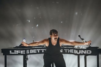 BUNT. live in the middle of it all tour at Berlin's Tempodrom on 21.11.2025