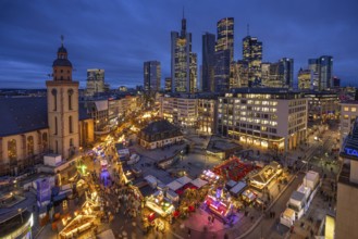 At Hauptwache, in the evening, the stalls of the Frankfurt Christmas Market and behind them the