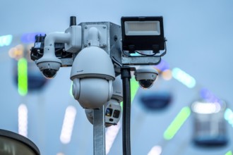 Video surveillance at the Christmas market in downtown Duisburg, Königstraße, by a private security
