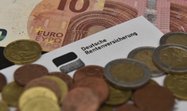 German pension insurance calculates the pension, euro, banknotes, coins