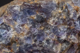 This scene shows a large rock fragment that contains quartz and fluorite crystals. Reflections and