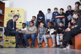 Thorsten Frei, head of the Federal Chancellery, is reading the book The Message in a Bottle by