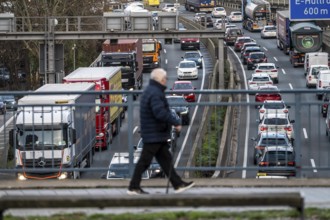 Autobahn A40, Ruhrschnellweg, traffic jams on both roads, at the Ruhrschnellwegstunnel in Essen,