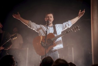 Eddie Keogh, singer of Kingfishr live at Gretchen in Berlin on 14.11.2025