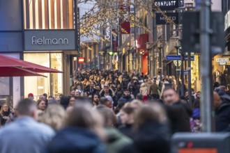 Limbecker Straße shopping street, pedestrian zone, full, lots of people shopping, Christmas lights,