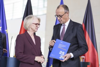 Prof. Dr. Monika Schnitzer (Chair of the Council of Experts) and Friedrich Merz (Federal Chancellor