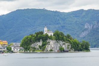 The village of Traunkirchen with the Johannesberg Chapel on Lake Traunsee, on the right the