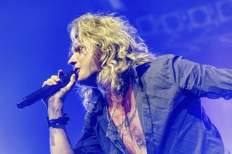 Hannes Braun, singer of the band Kissin' Dynamite live on Back with a Bang World Tour at Capitol