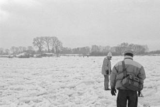 People walk across ice rink, frozen Elbe, Bleckede, Lower Saxony, Germany, January 03, 1997,
