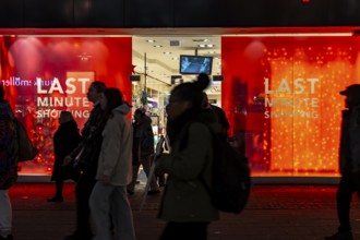 Full city center, shopping street, Kettwiger Straße pedestrian zone in Essen, shop window of a
