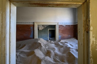 Sand mountains in a former dwelling house, interior photograph, Kolmanskop, restricted diamond