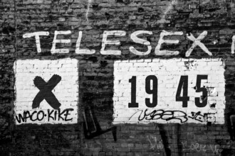 Das Wandbild mit dem Titel Weltbaum 2, Werden, Sein, Vergehen von Ben Wagin am S-Bahnhof