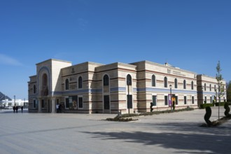 Modern brick building with a flat roof and numerous windows, Irfan Medeniyeti Arastirma ve Kültür