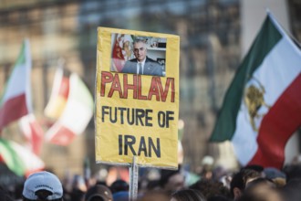 Shield Pahlavi, Future of Iran (Pahvali, Future of Iran) at the demonstration of exiled Iranians