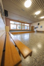 Common room with wooden benches, large windows and simple furnishings, Schlehengäu Grund Schule
