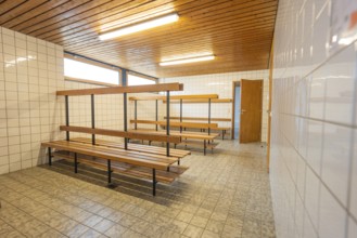 An empty changing room with wooden benches and tiled walls, Schlehengäu Grund Schule Gechingen,